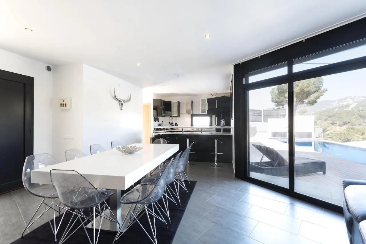 Villa Lloret: Beachside Retreat with Private Pool and Garden Lloret de Mar